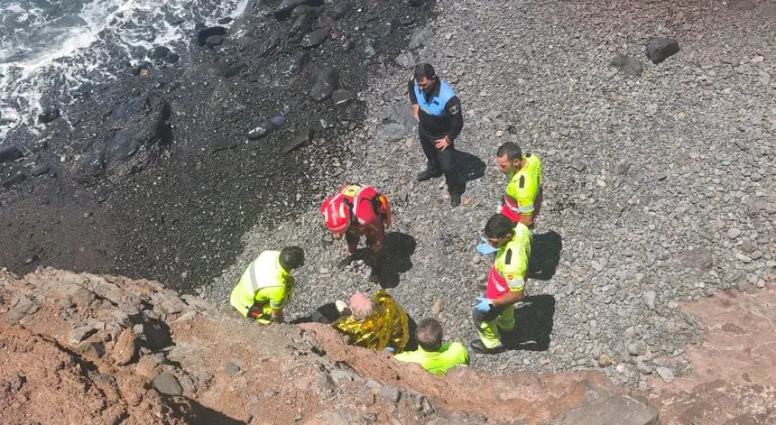 Momento de la asistencia del personal sanitario, de los agentes de la Policía Local y de los bomberos desplazados a la zona