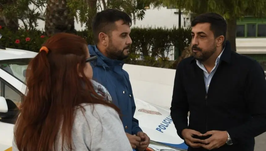 Imagen de los concejales de CC al lado de la sede de la Policía Local