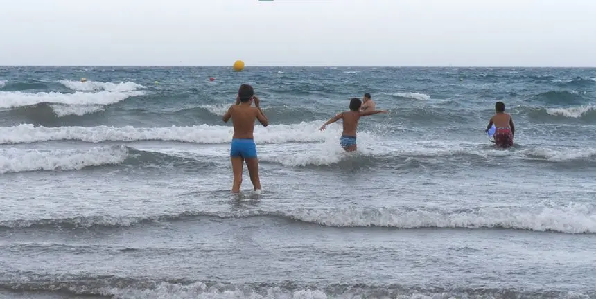 Imagen de un grupo de menores entrando en una playa en Canarias enviada por la organización que trata de evitar que se produzcan tantos ahogamientos