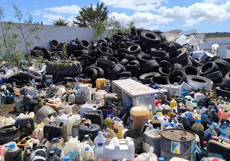 Residuos en la zona trasera del cementerio de Tinajo.