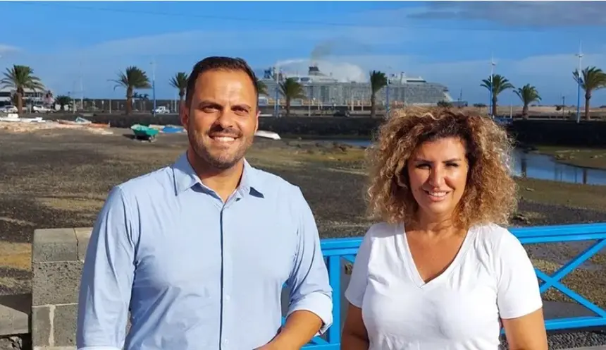 Eli Merino junto al alcalde de Arrecife, su compañero Yonathan de León.