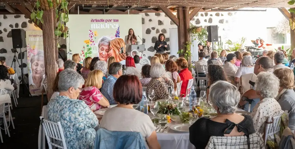 El Cabildo preparó un bonito reconocimiento para todas las madres mayores de la Isla que se apuntaron al evento.