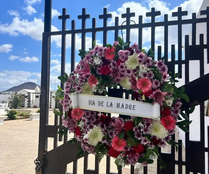 Una de las coronas de flores que ha puesto el Ayuntamiento en el camposanto de San Román recordando el Día de la Madre