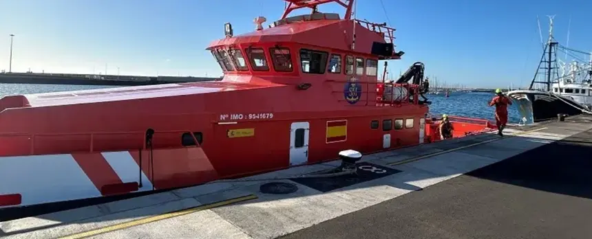 Una de las embarcaciones de Salvamento Marítimo atracada en Puerto Naos.