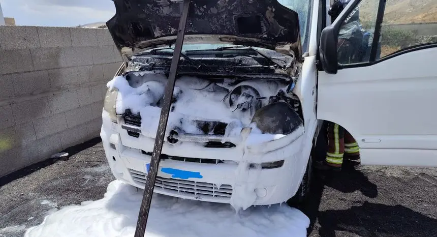 El motor ardió completamente y los bomberos tuvieron que echar litros de agua y espuma para sofocar el incendio