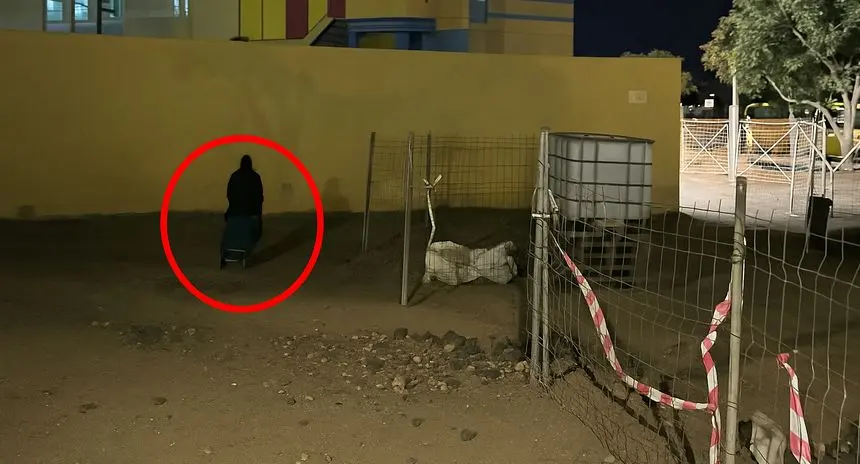Las personas que vienen con la compra tienen que ir por zona de tierra y piedras