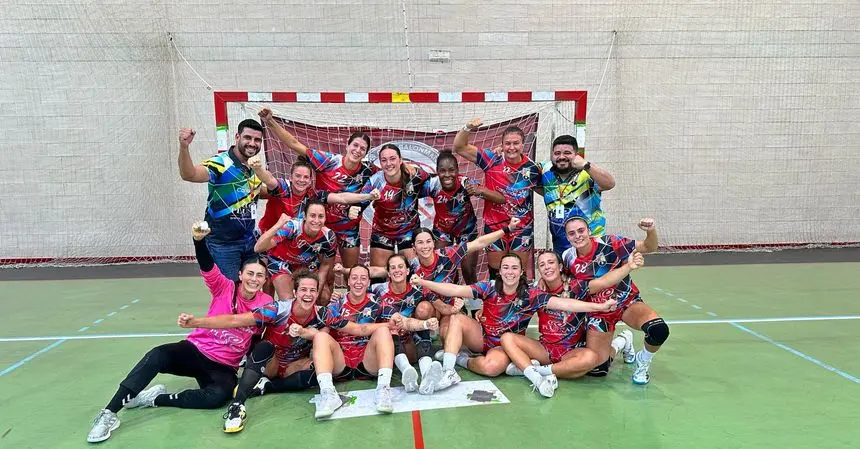 Las jugadoras celebrando su gran éxito con sus entrenadores