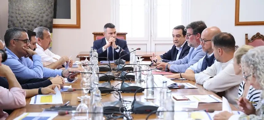 Reunión del Cabildo de Lanzarote y la Cámara de Comercio con los ayuntamientos para hablar sobre el estudio del servicio del taxi.