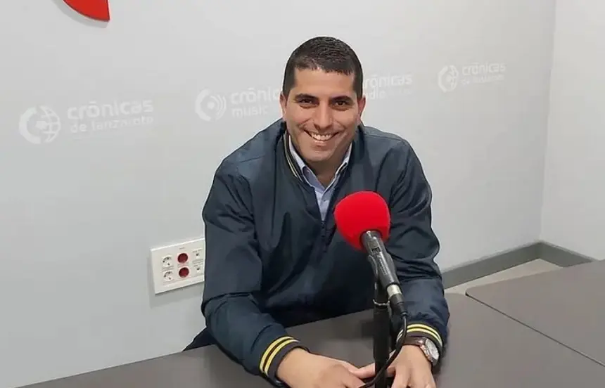 Benjam&iacute;n Perdomo en el estudio de Cr&oacute;nicas Radio.