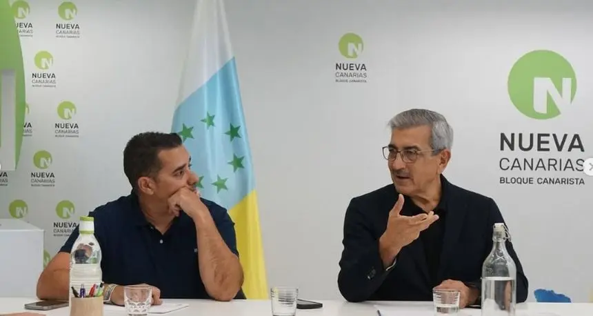 Yoné Caraballo con el líder de Nueva Canaria, Román Rodríguez.