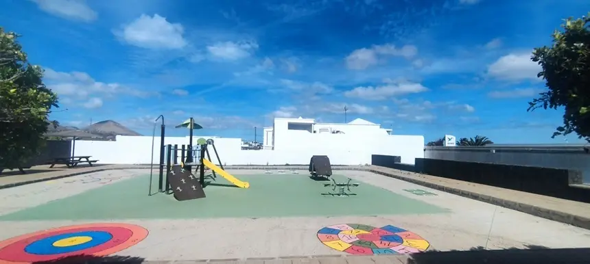 Estado deteriorado del parque infantil de Mácher.