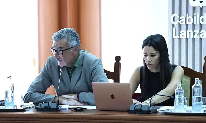 Marci Acuña durante el pleno