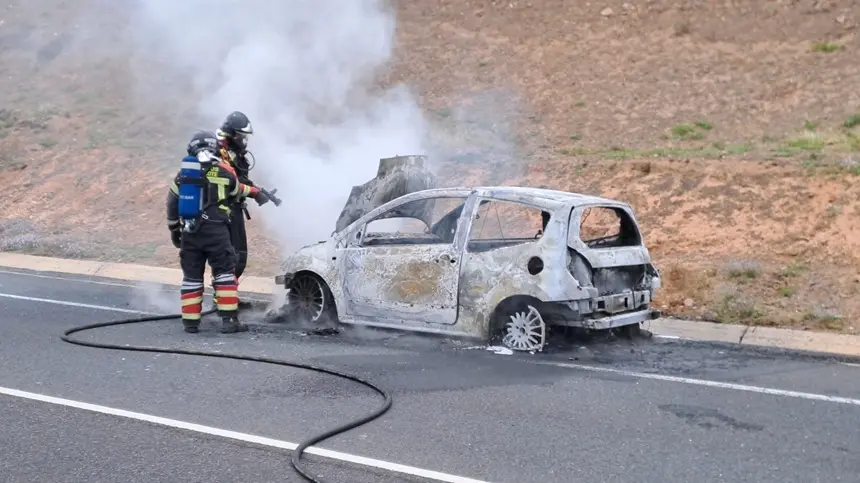 Bomberos del Consorcio apagando el fuego localizado en un vehículo.