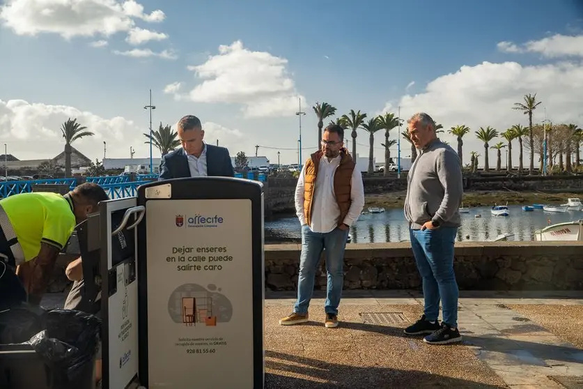 Echedey Eugenio y Jacobo Lemes durante la instalación de las compactadoras