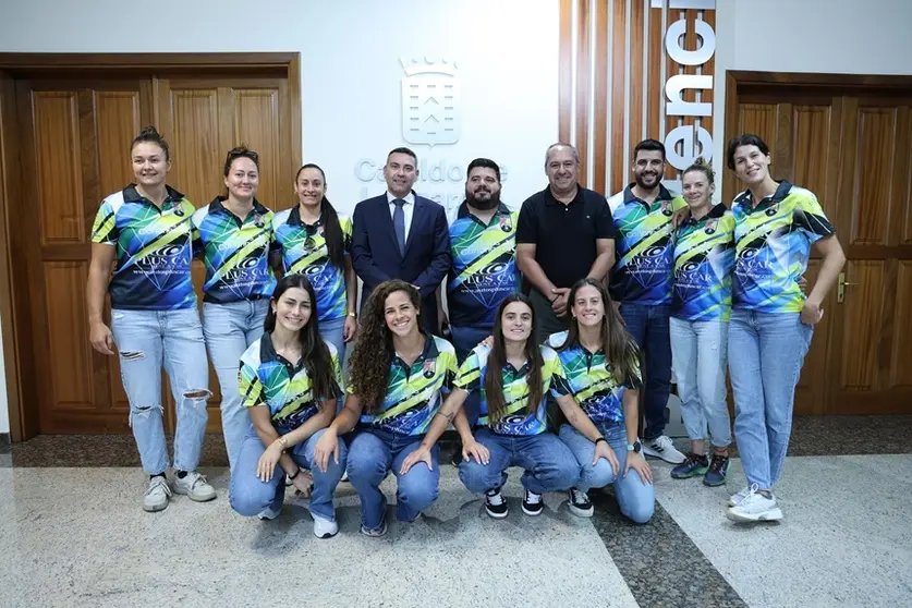 Oswaldo Betancort y Juan Monzón junto a Juan Rivera y las jugadoras del CB Zonzamas.