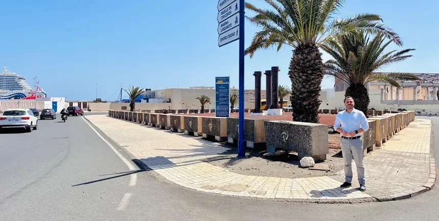 El alcalde de Arrecife junto a la gran parcela que será destinada a la creación de un gran parque urbano.
