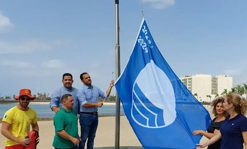 Arrecife logra una de las dos banderas azules para las playas de Lanzarote en este 2025. El Reducto destaca por sus buenos servicios públicos