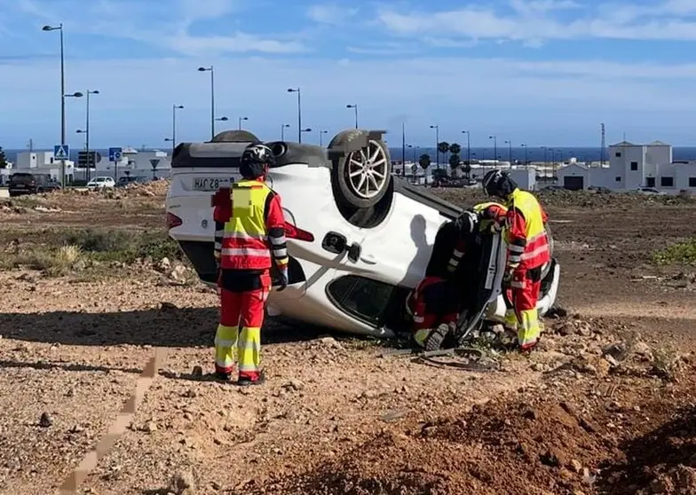 Imagen del momento de la llegada de los bomberos la vehículo siniestrado
