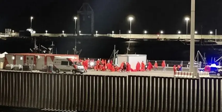 Imagen de archivo de la llegada de otro grupo de inmigrantes por la noche. 