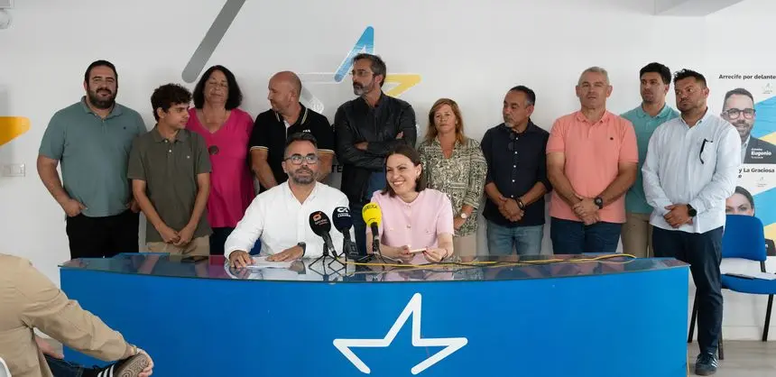 Echedey Eugenio y Migdalia Machín con sus compañeros de partido detrás respaldando su anuncio.