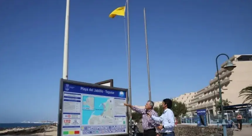 Marcos Bergaz y Jaime Guerra en una imagen de archivo visitando una de las playas de Costa Teguise. 