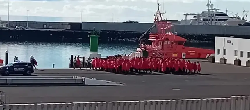 Imagen de la llegada de un grupo de inmigrantes a Puerto Naos, en Arrecife.