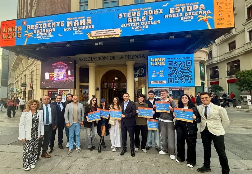 Imagen de la expedición capitaneada por el presidente del Cabildo en la puerta de un cine de Madrid.