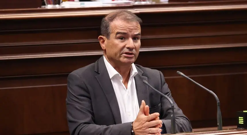 Marcos Hernández defendiendo su iniciativa en el Parlamento autonómico.