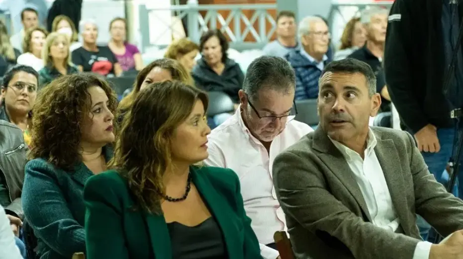 Olivia Duque al lado de quien ha sido su compañero en casi todas las batallas internas de Coalición Canaria, Oswaldo Betancort, hasta ahora.