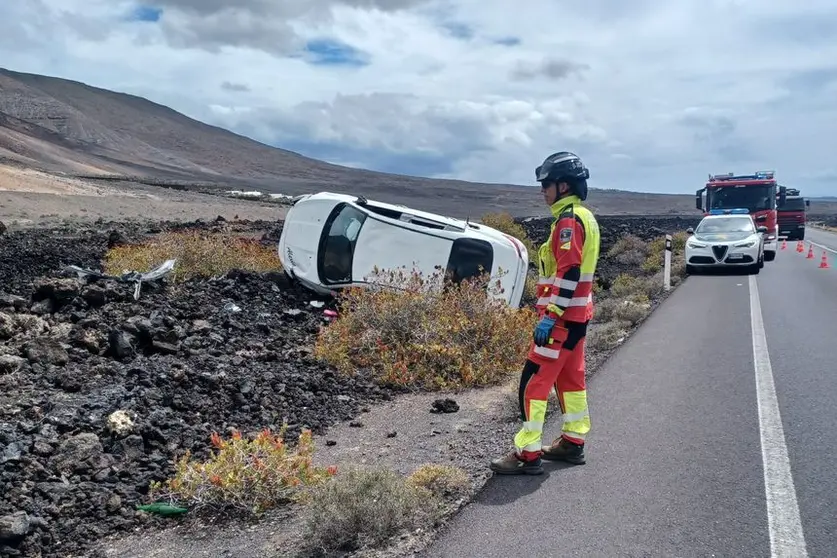 Imagen del vehículo volcado en el momento de la llegada de los bomberos a la zona