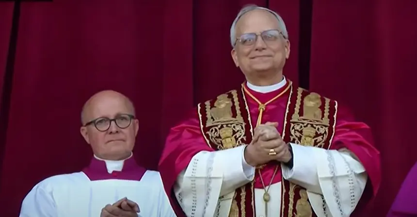 Imagen de la retransmisión en directo de la salida del nuevo Papa al balcón del Vaticano.
