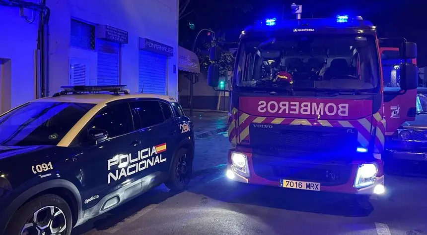 Imagen de la llegada de los bomberos a la zona y de la Policía Nacional