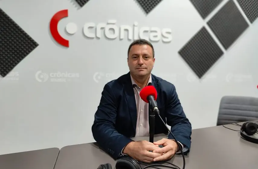 Óscar Noda en el estudio de Crónicas Radio