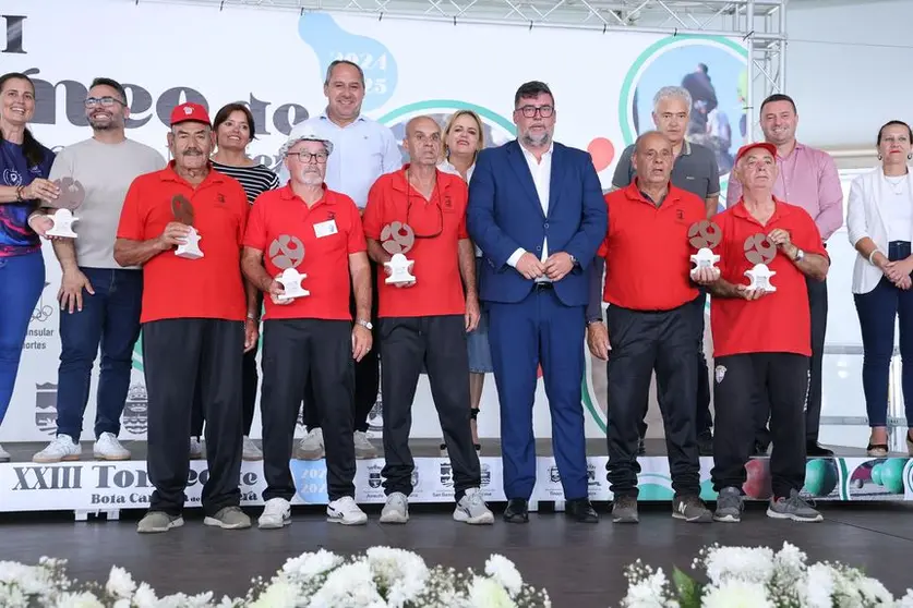El alcalde orgulloso con el equipo de San Bartolomé