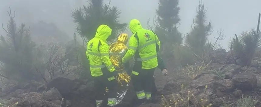 Operarios de EMERLAN realizando el auxilio de un corredor durante el desarrollo de la Transvulcania.