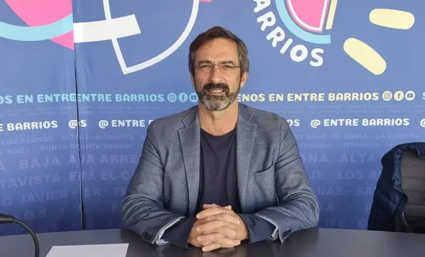 Pedro San Ginés en una imagen de archivo en el estudio del programa Entre Barrios de Crónicas Radio. 