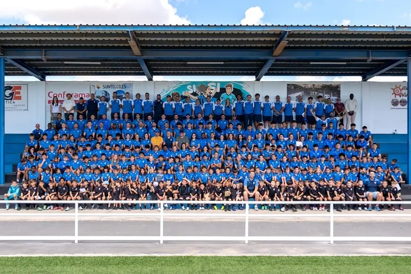 Foto de familia Fiesta del Club Playa Honda este domingo con equipos, cuerpo técnico, directiva, familias y equipo de gobierno.