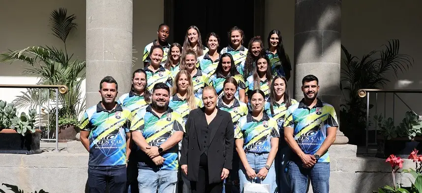 Astrid Pérez junto a las jugadoras y cuerpo técnico del CB Zonzamas.