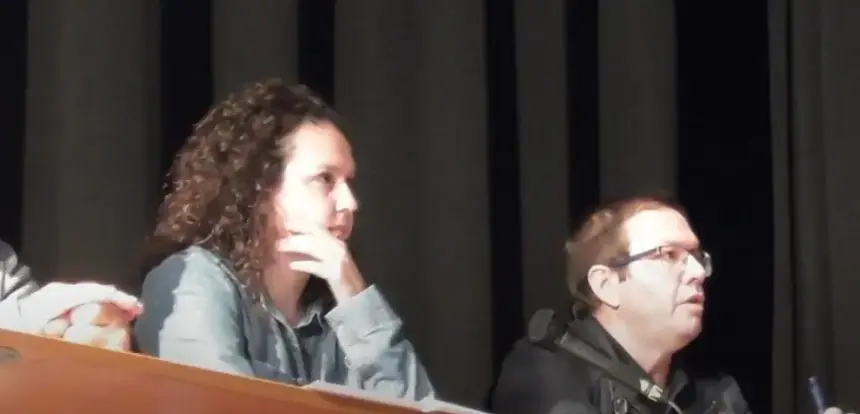 Antonio Morales y Begoña Hernández durante un pleno en Tinajo. 