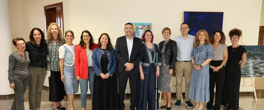 Oswaldo Betancort y Ascensión Toledo junto a la secretaria general de Fundación ONCE e Inserta Empleo y directora de Transformación, Excelencia e Igualdad de Fundación ONCE en la firma del convenio para fomentar el empleo de las personas con discapacidad.