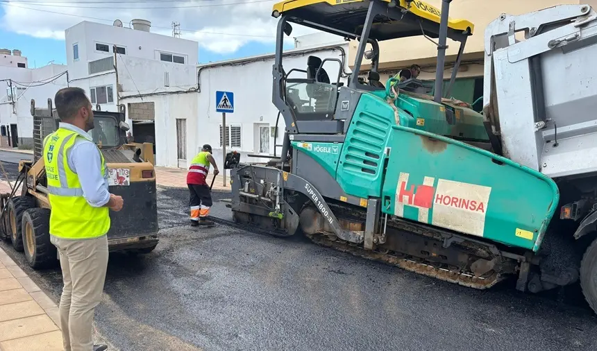 El alcalde Yonathan de León visita los trabajos de reasfaltado en Maneje