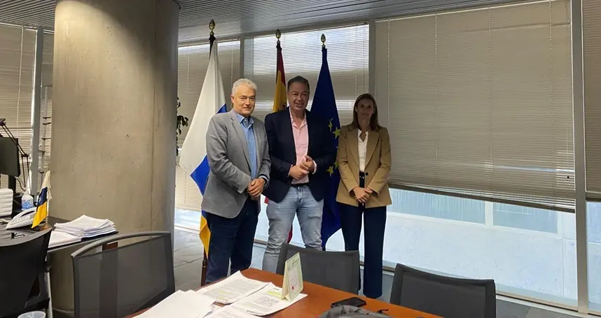 José Juan Cruz y Mariana Pérez en su reunión con el director del Instituto Canario de Vivienda.