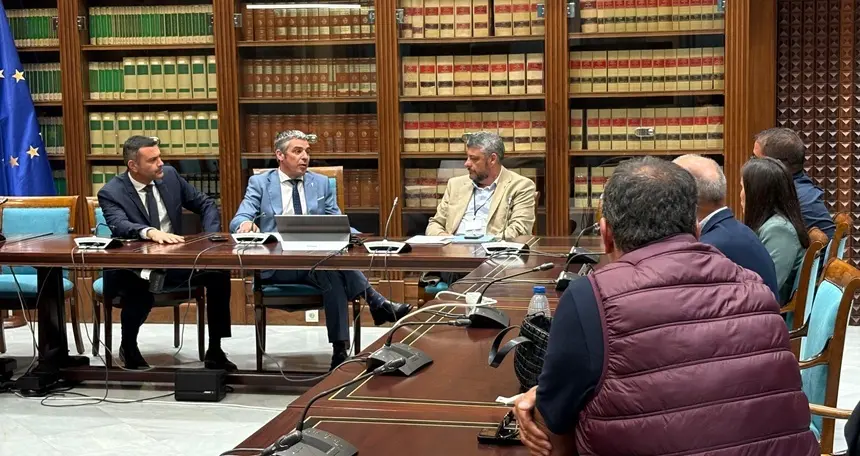 Reunión de Oswaldo Betancort y Narvay Quintero con los representantes de las cofradías.