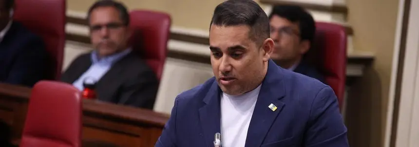 Yoné Caraballo en el Parlamento de Canarias