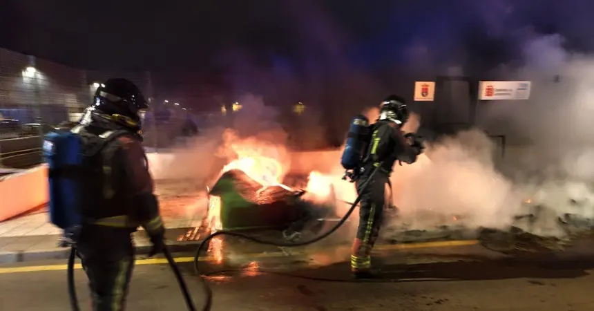 Bomberos del Consorcio de Seguridad y Emergencias apagando las llamas.