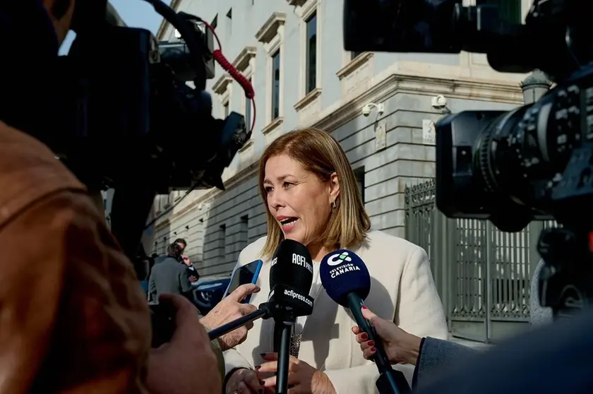 Astrid Pérez junto al Congreso de los Diputados.