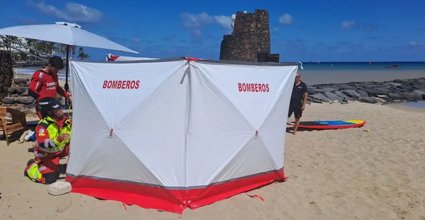 Imagen de los bomberos durante la actuación que se realizó en la conocida playa de Costa Teguise