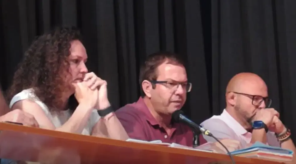 Imagen de un pleno de Tinajo en el momento de la intervención de Antonio Morales.