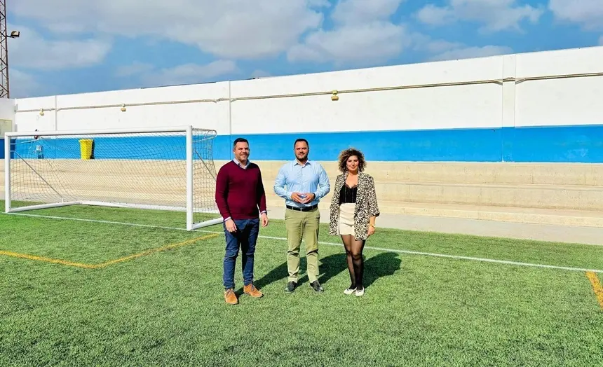 Yonathan de León, Jacobo Medina y Eli Merino en el Campo de Fútbol  de Argana Alta que estrenará a finales de este año una marquesina visera