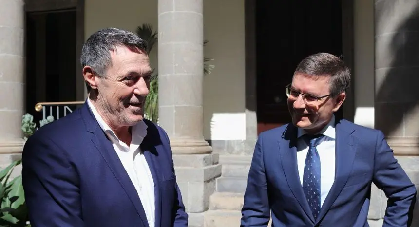 El portavoz de VOX en el Cabildo de Lanzarote este miércoles en el Parlamento autonómico.